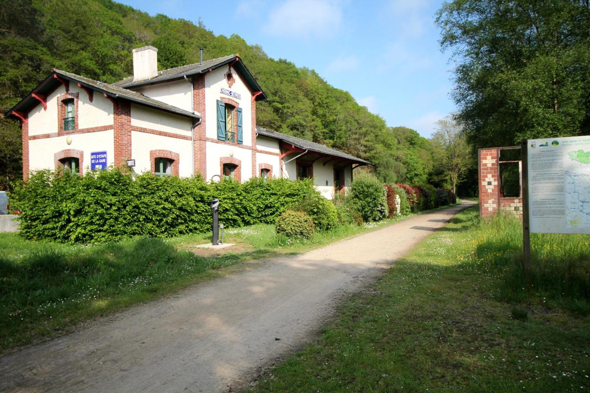 Ostal Scrignac - Gite D'Etape De La Gare Kültér fotó