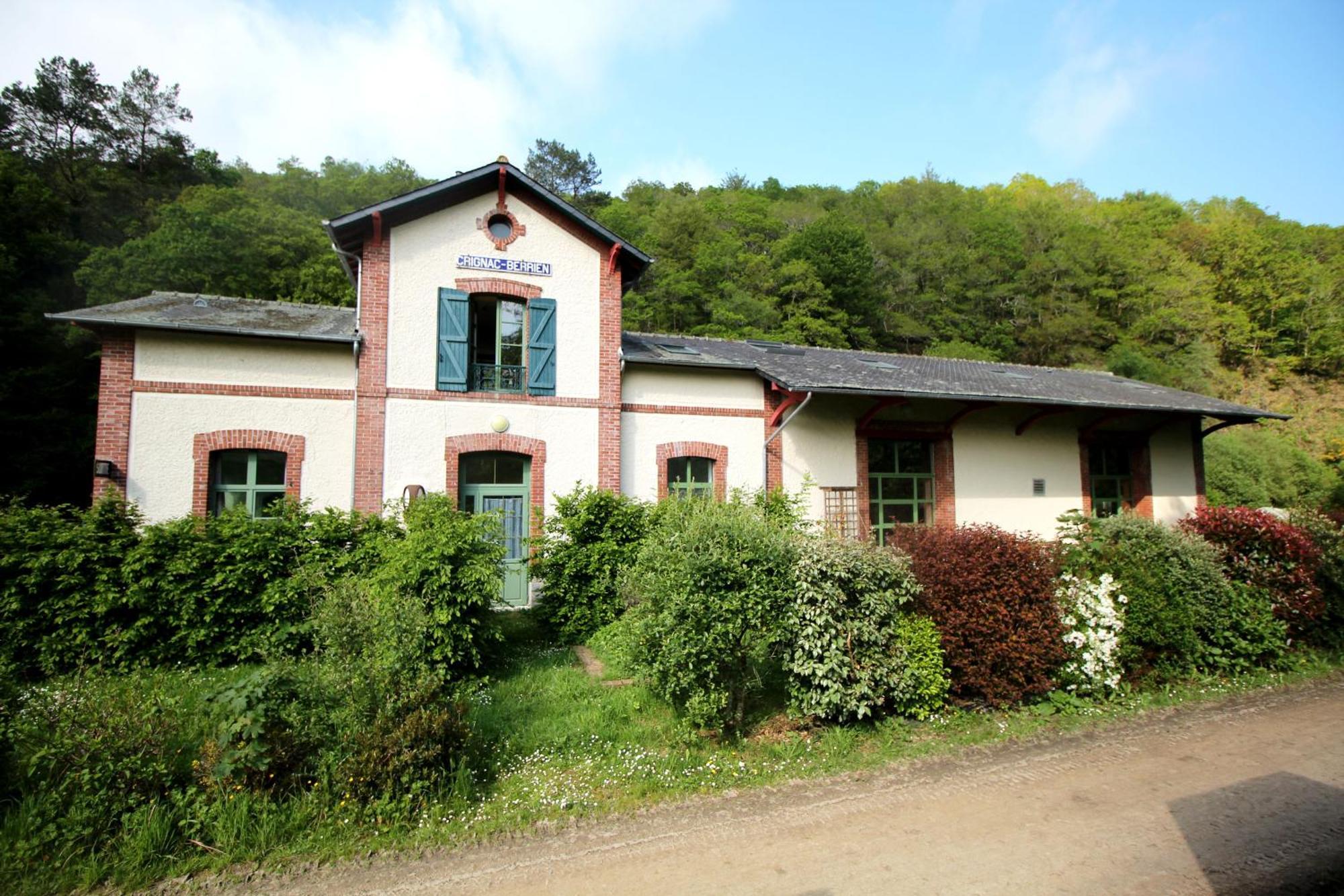 Ostal Scrignac - Gite D'Etape De La Gare Kültér fotó