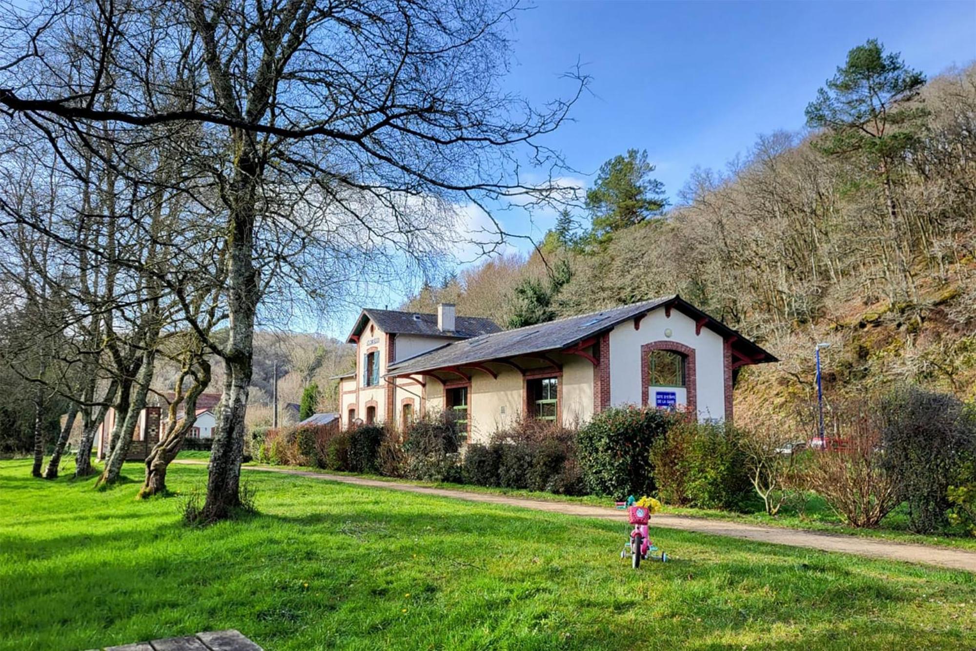 Ostal Scrignac - Gite D'Etape De La Gare Kültér fotó